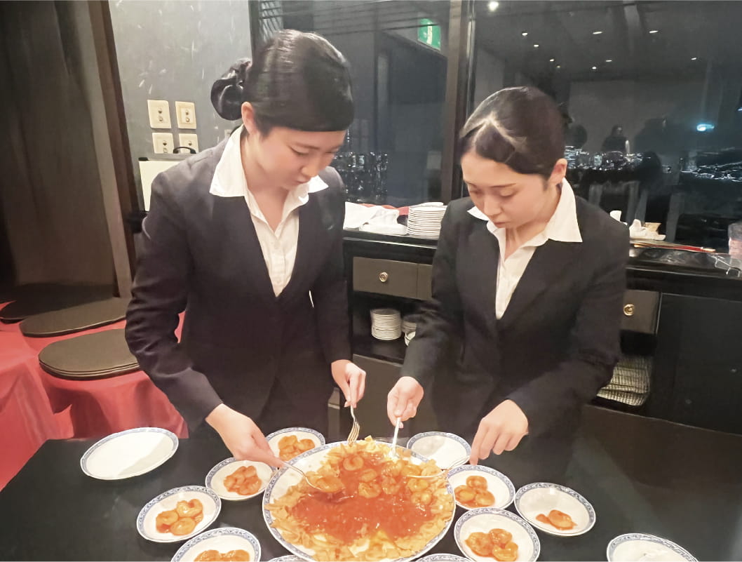 料理を取り分けている様子