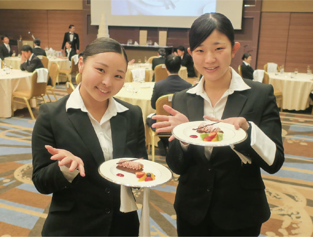 料理を披露している様子