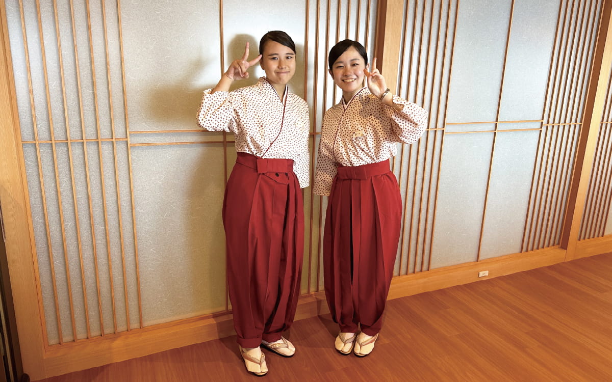 和服の従業服を着ている二人の女性