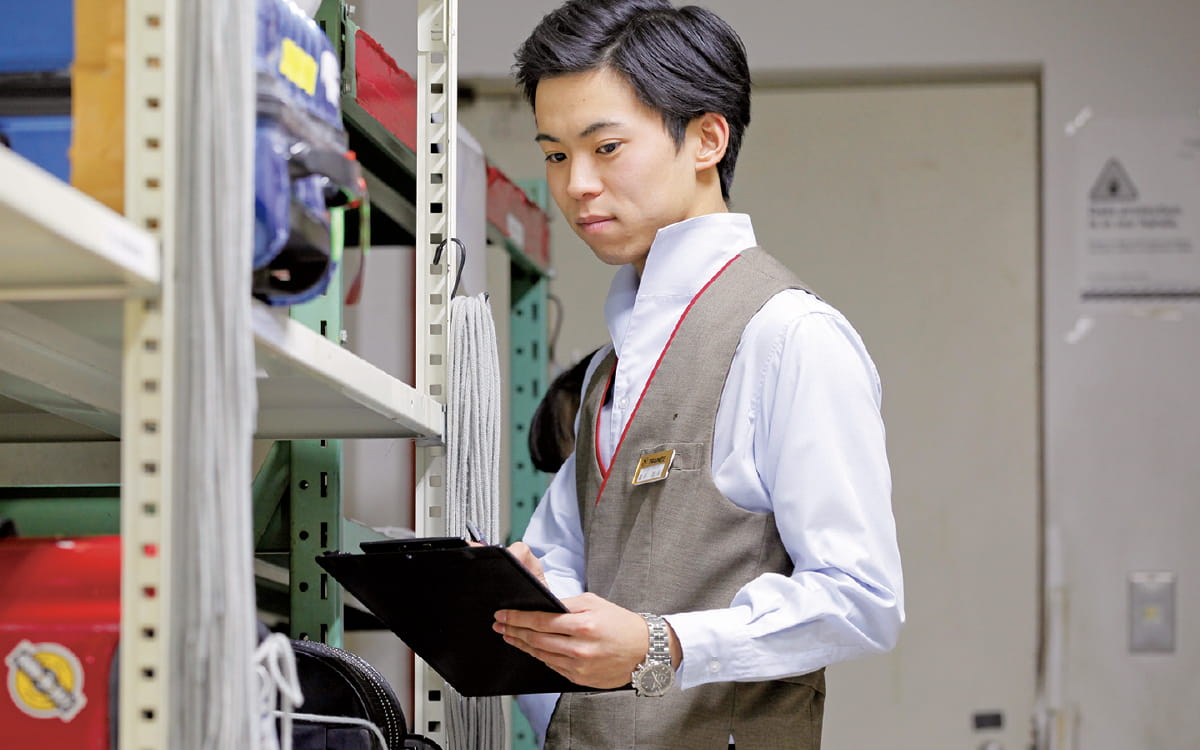 男性が在庫のチェックをしている様子