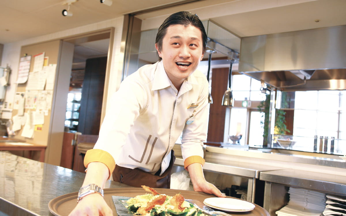 だんせいスタッフが料理を用意している様子