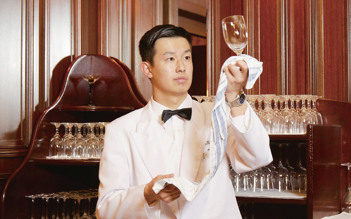 男性スタッフがグラスを磨いている様子