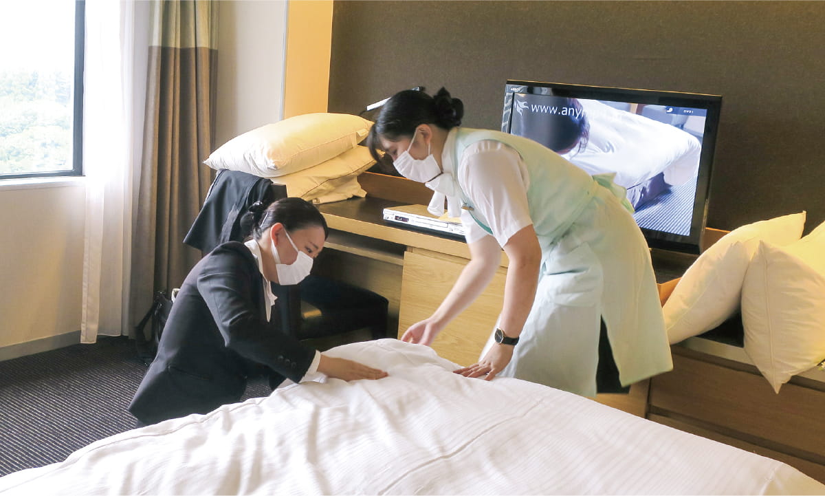 ベットメイキングの様子