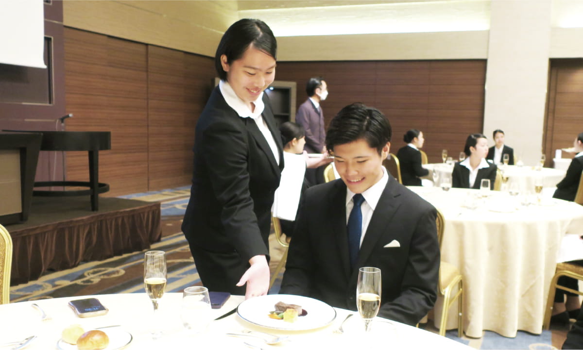 テーブルマナーの様子