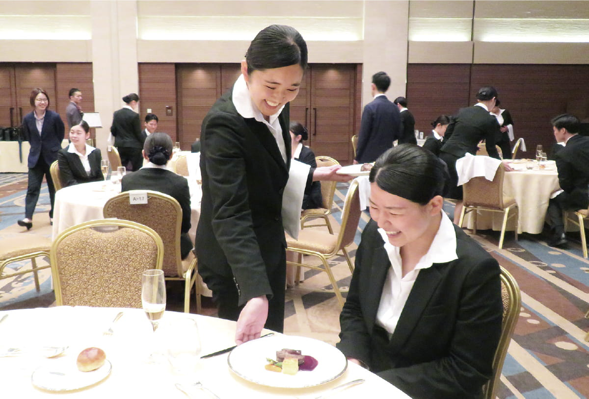 料理を振る舞っている様子