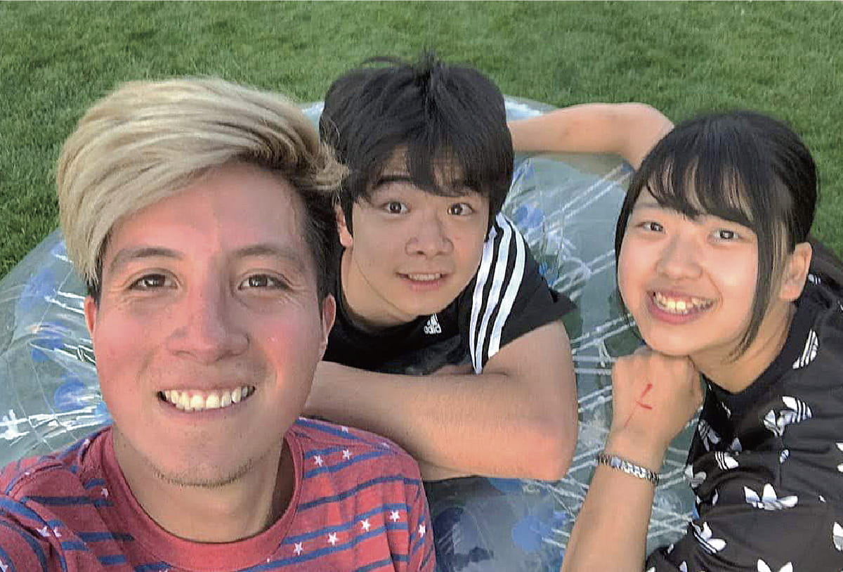 北米ホテル研修 男性外国と二人の日本人の写真