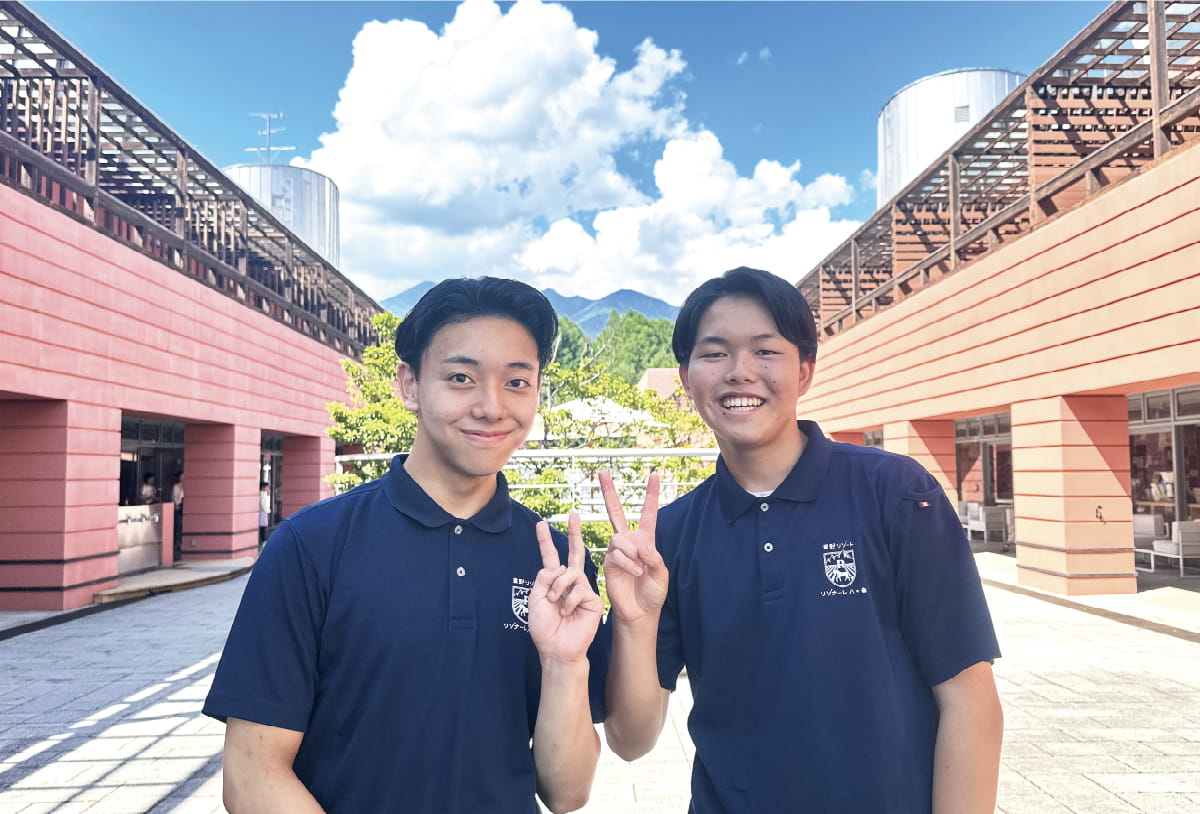リゾートホテル実習 男性二人の記念写真