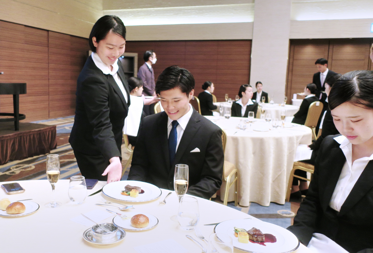 料理を振る舞っている様子
