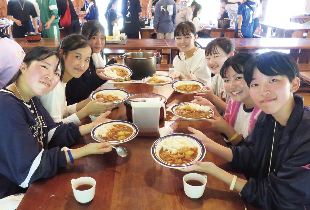 野尻湖スポーツ合宿 食事している様子