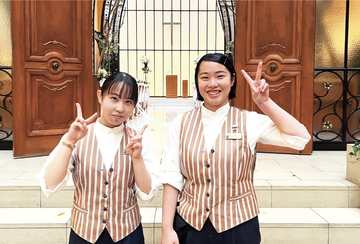 ホテルのまで記念撮影している様子