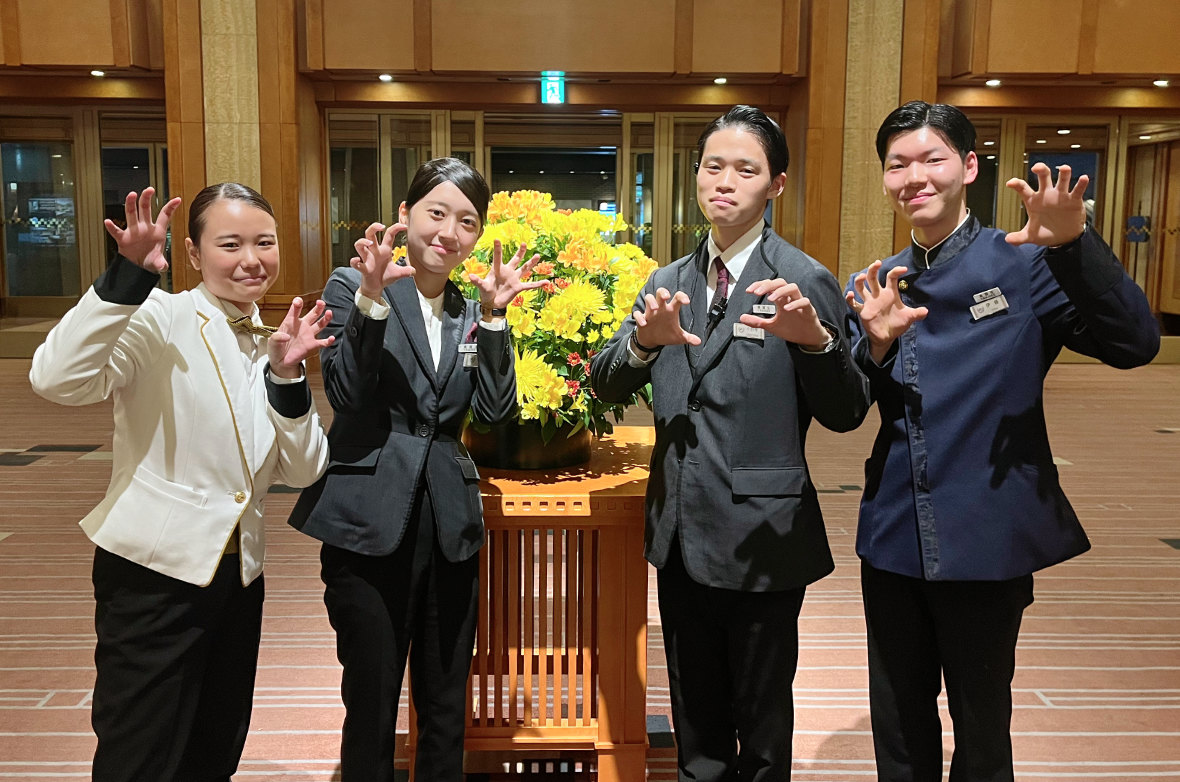 ホテルのまで記念撮影している様子