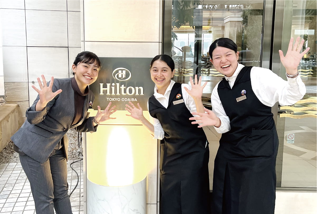ホテルのまで記念撮影している様子