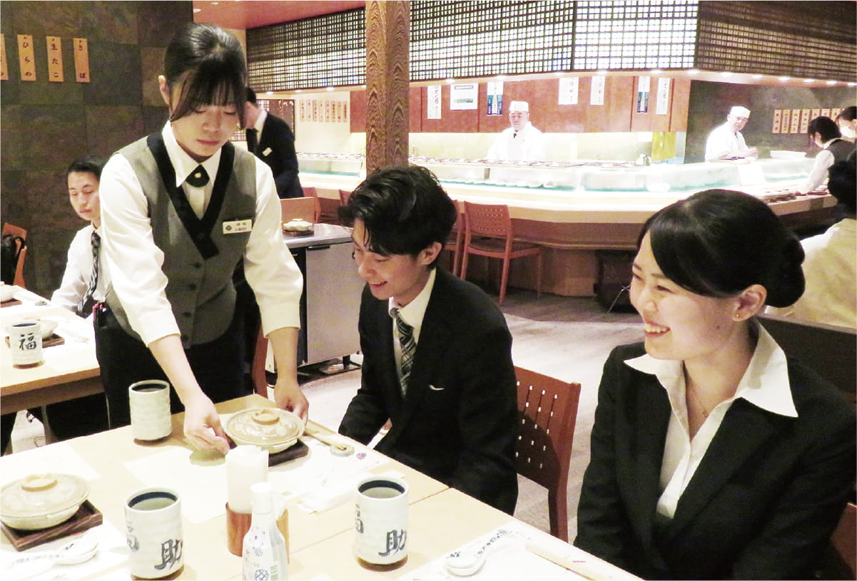 テーブルマナー演習 食事をテーブルに用意している様子