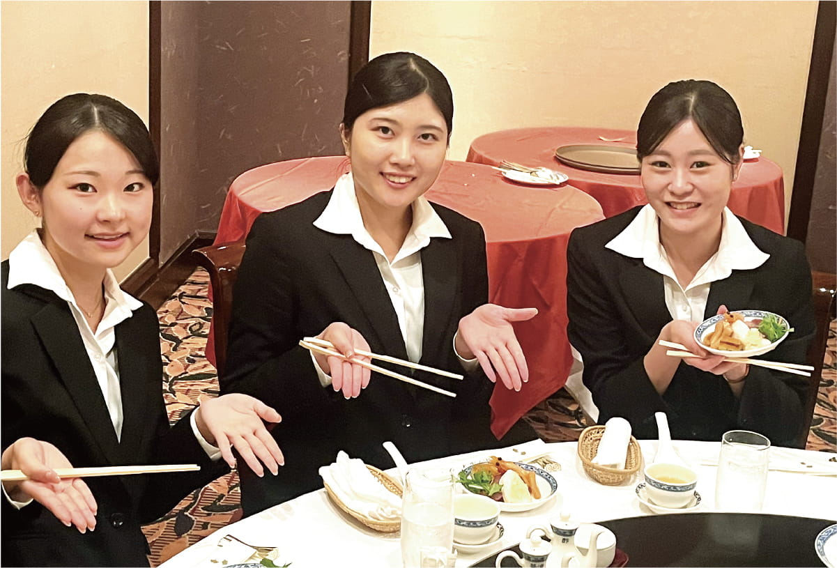 テーブルマナー演習 料理を披露している様子