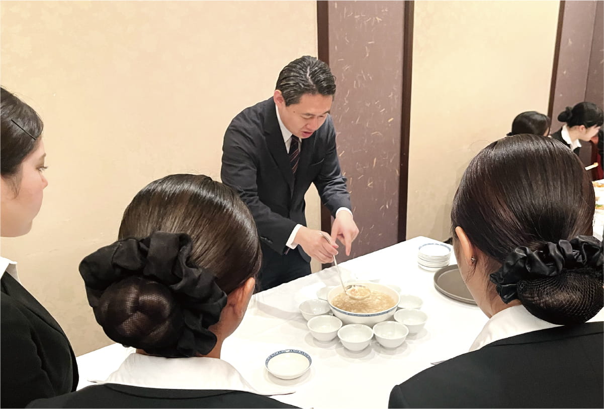 テーブルマナー演習 テーブルマナーの指導を受けている様子