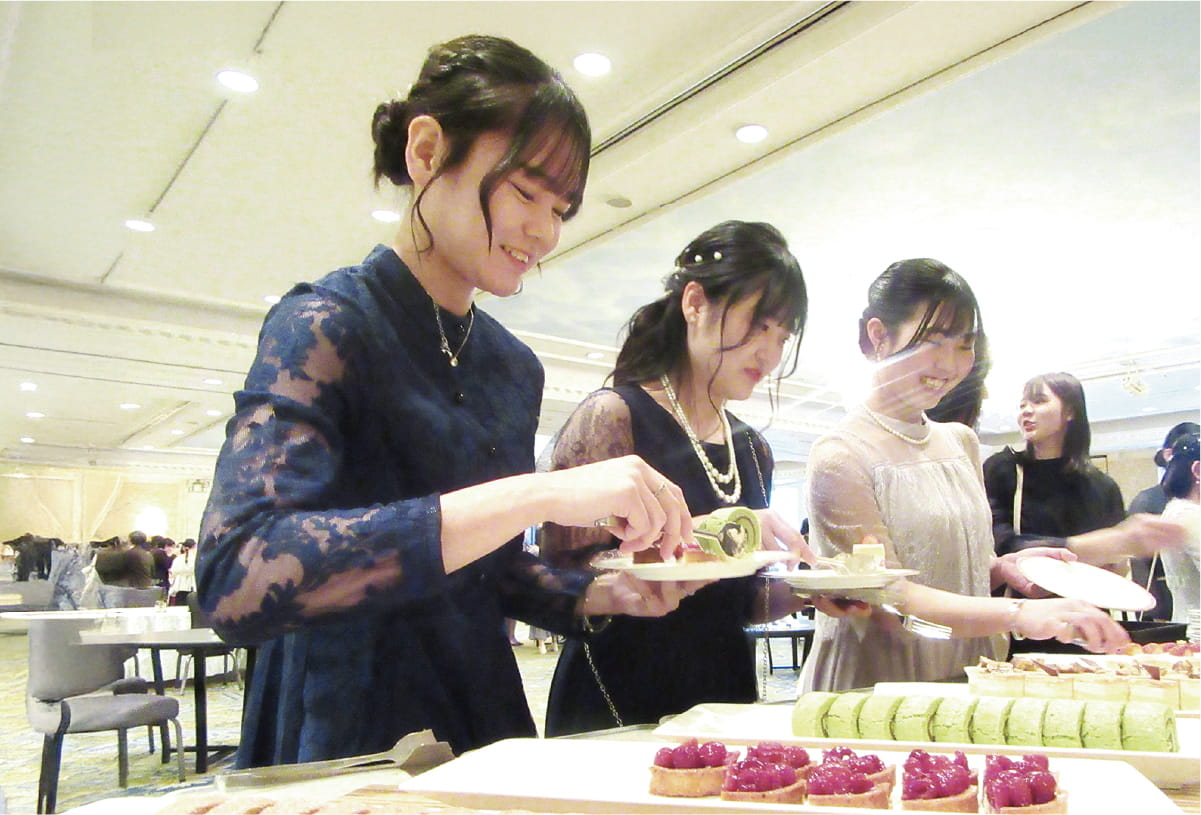 立食パーティー お皿に食事を持っている様子
