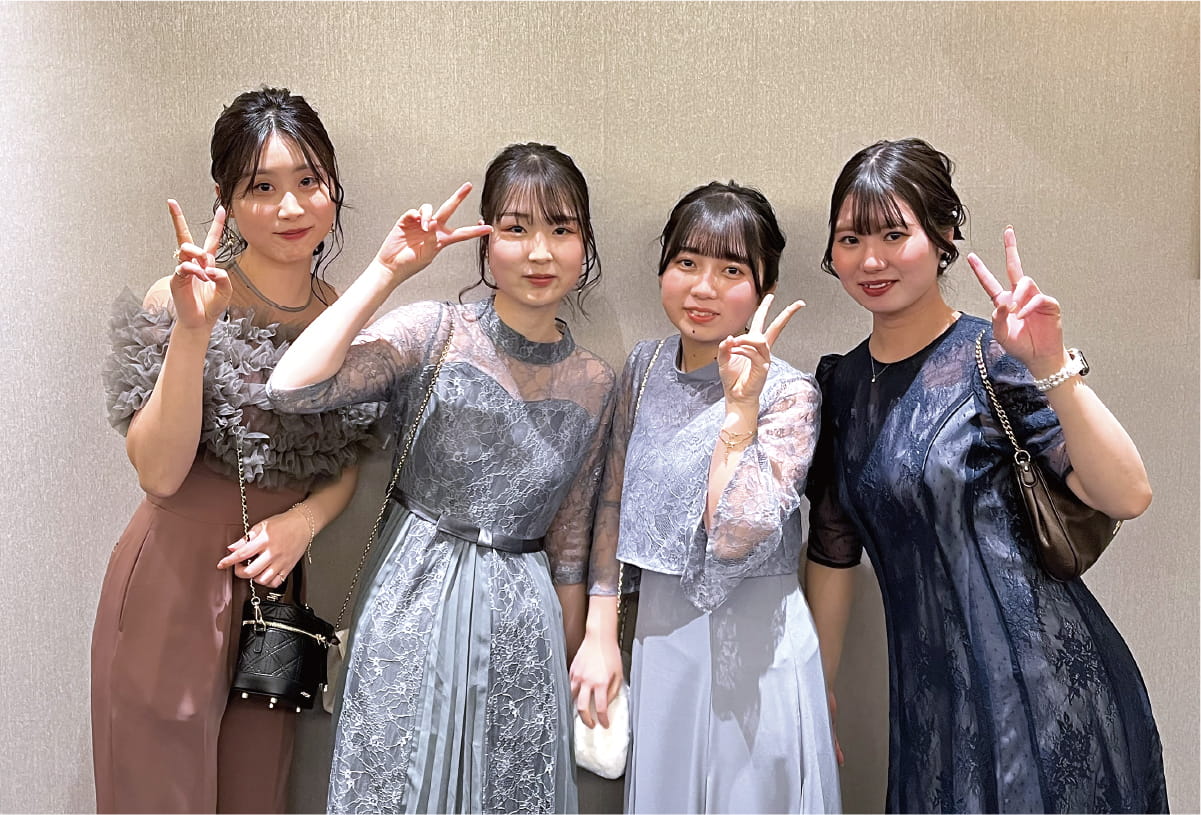 立食パーティー 女性四人がピースしている様子