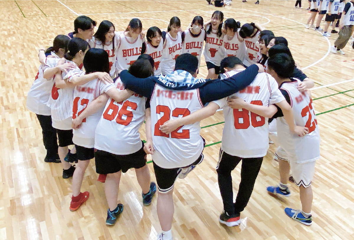 球技大会 円陣を組んでいる様子