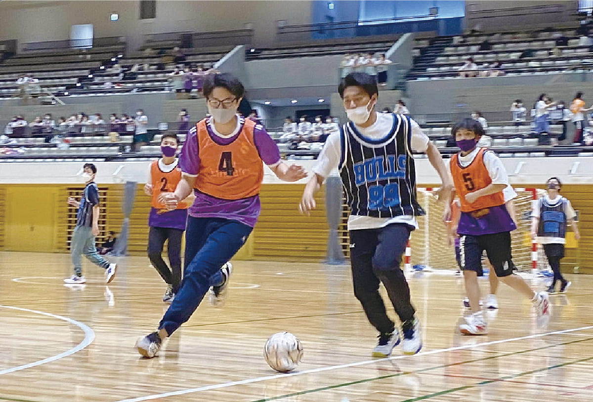 サッカーをしている様子