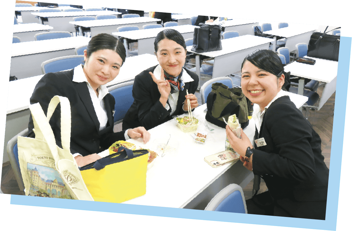 女性三人が昼食を取る様子