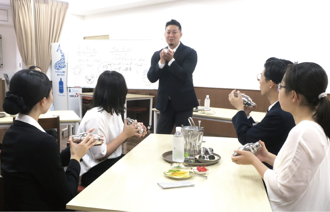 シェイカーを使ったカクテル作り体験も！