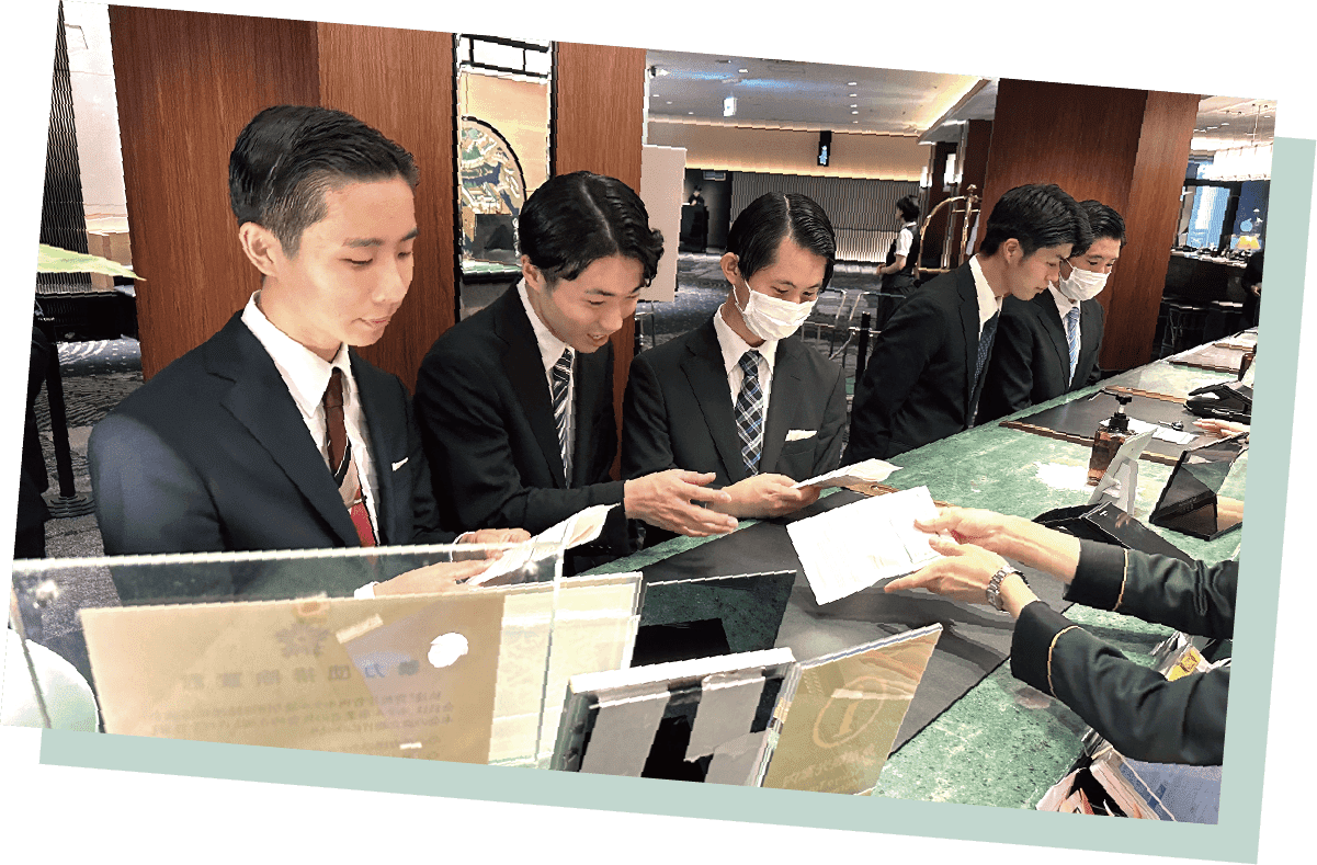 ホテルの受付をしている様子