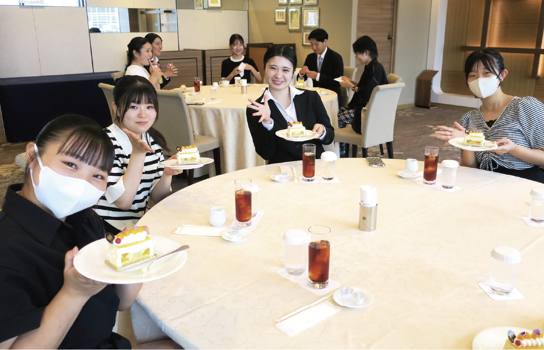 ホテルのケーキでティータイム♡在校生と楽しくトークしよう！
