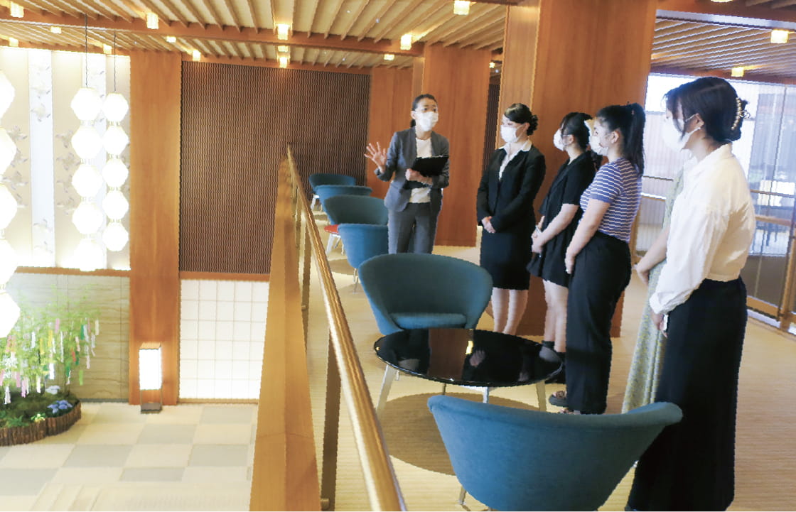 実際に働いているホテルスタッフの仕事を間近で見るチャンスです！