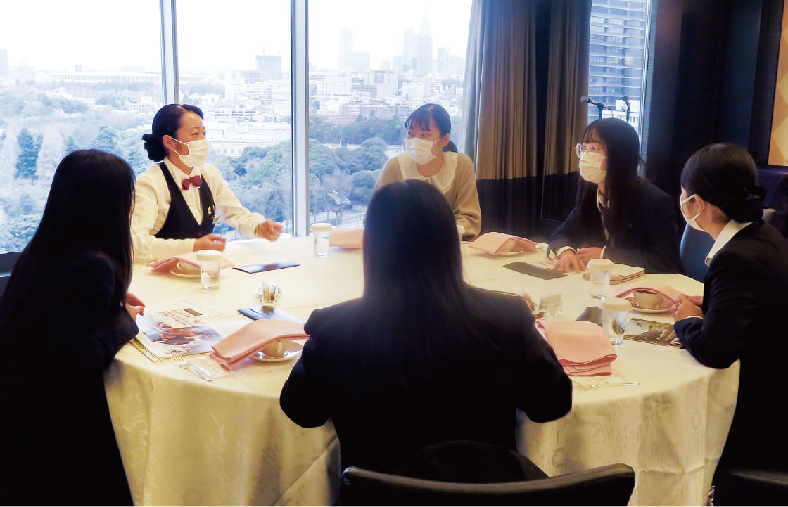 ホテルで活躍する卒業生もユニフォーム姿のまま参加します♪