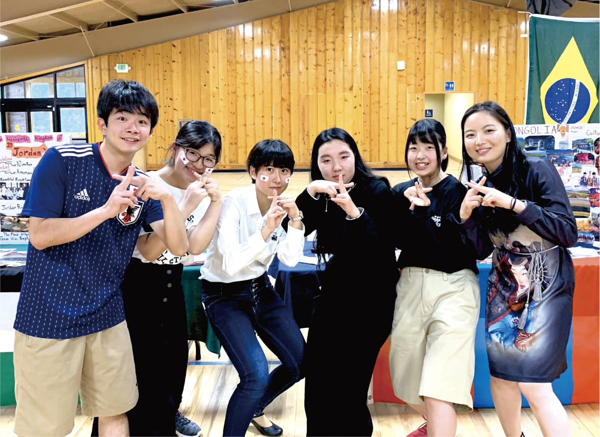 男女でポーズを決めて記念撮影