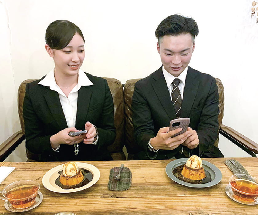 プリンの写真をとっている様子