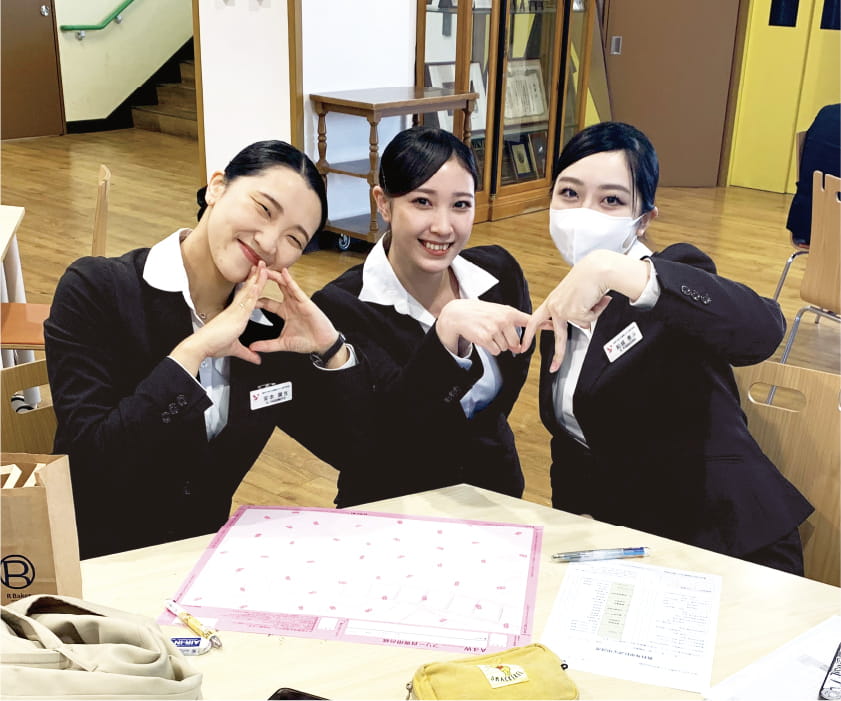 女性三人がポーズを決めている様子