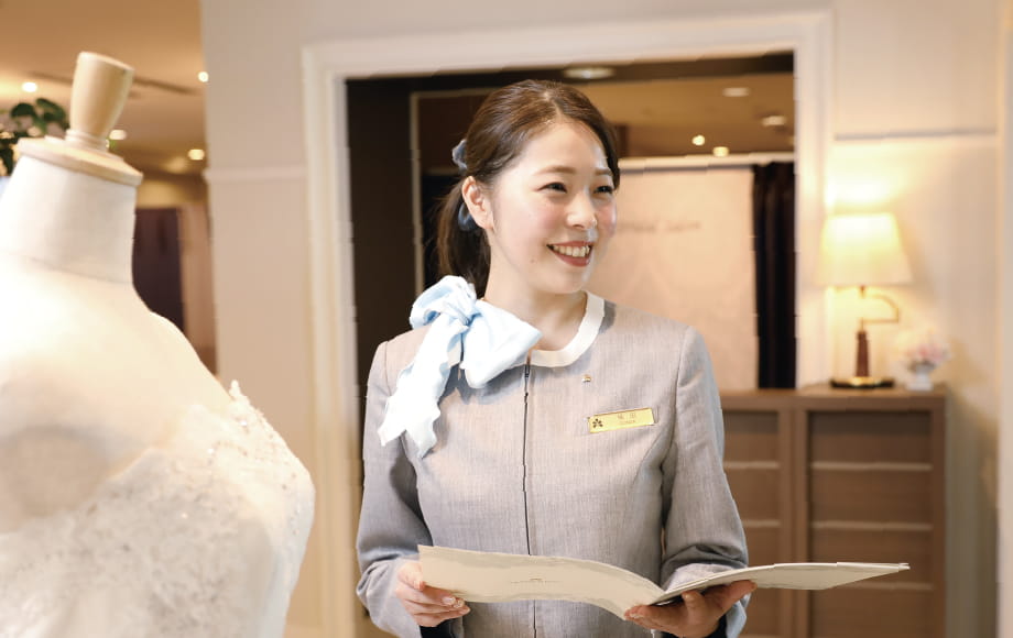 女性が笑顔で仕事している様子