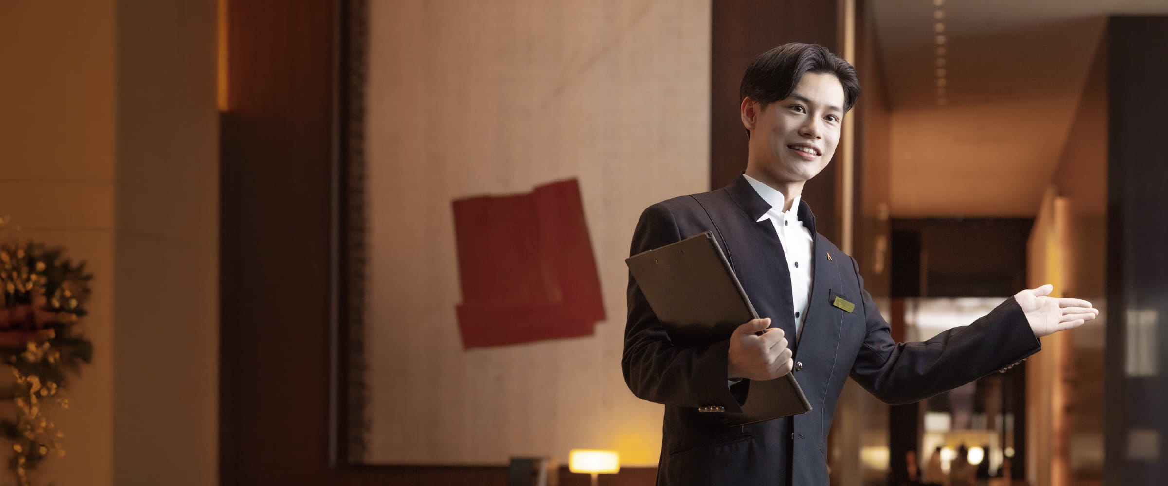 男性ホテリエが案内している様子