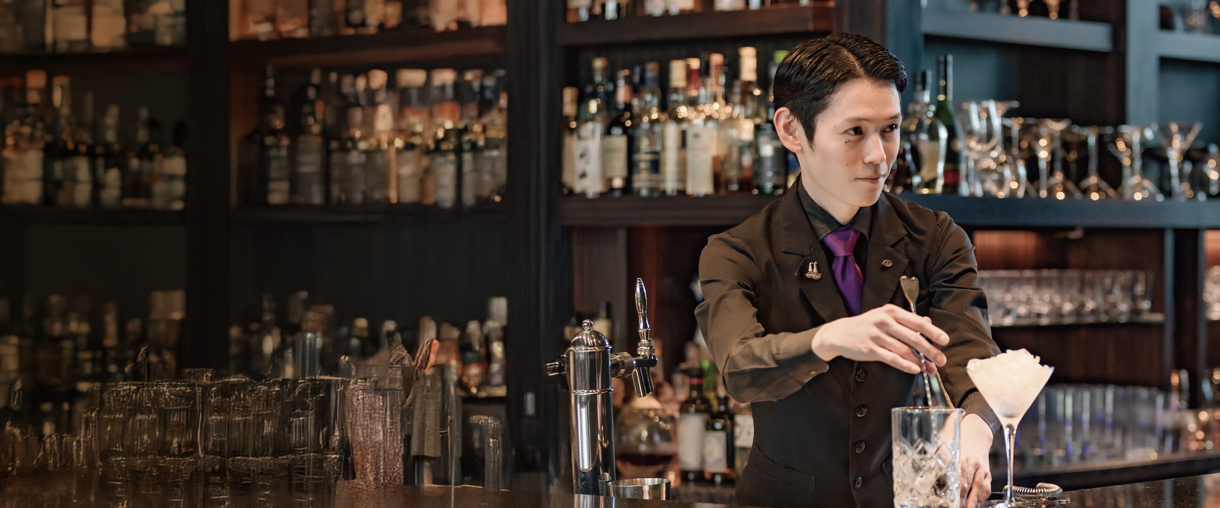 男性バーテンダーがお酒を作っている様子